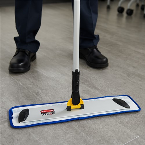 2019_FGQ75500YL00_FGQ56000YL00_-1814598_Cintas_RCP-Cleaning_Wet-Mopping-Charging-Bucket_In-Use_Education_1_724